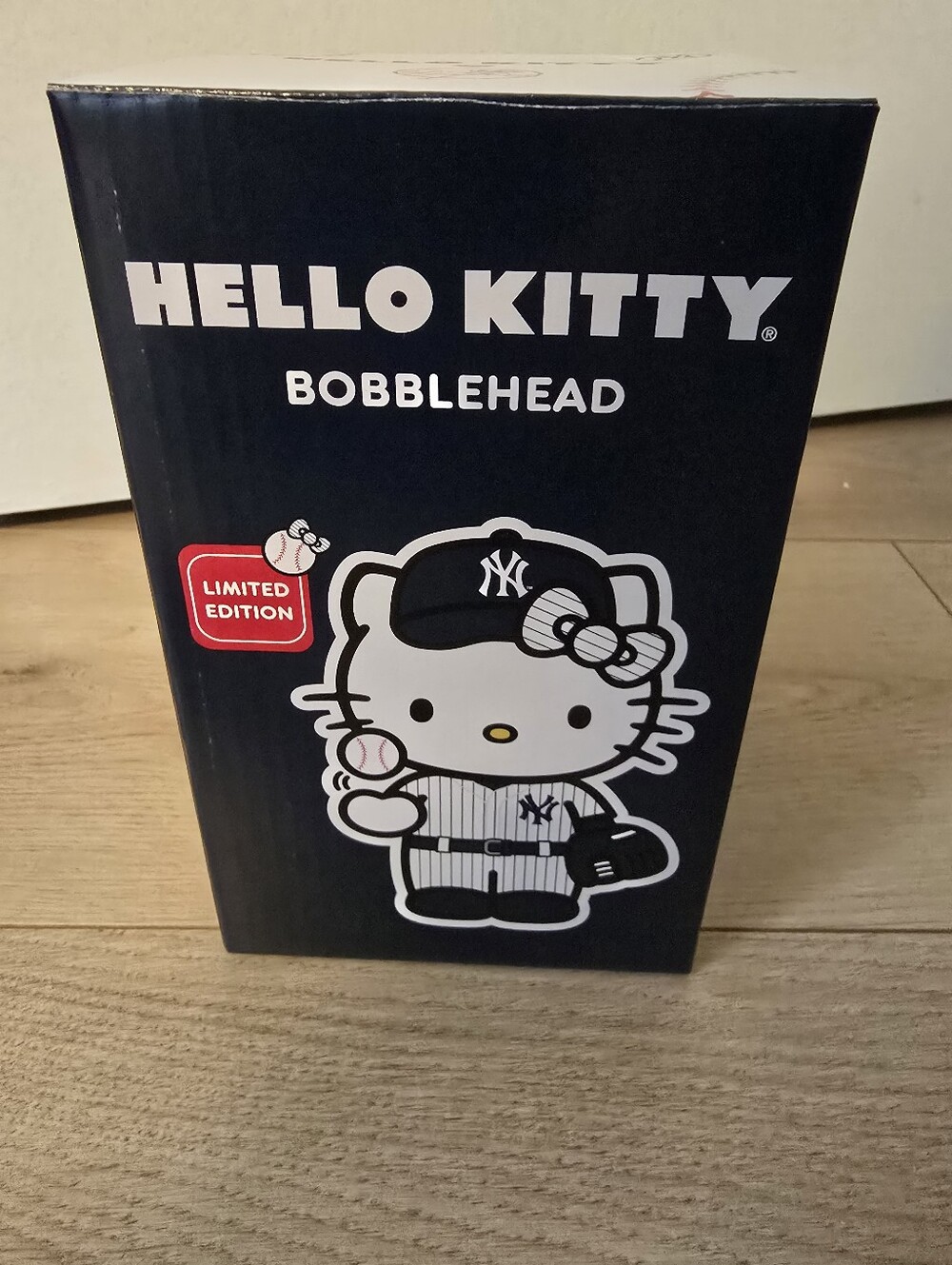 NY Yankees Hello Kitty Bobblehead - Picture 10 of 12